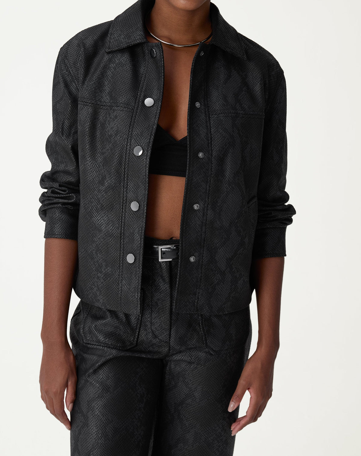 JAQUETA QUADRADA COBRA PU - PRETO