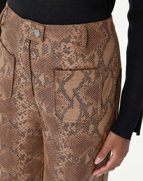 CALÇA RETA COBRA PU - CARAMELO