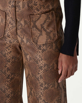 CALÇA RETA COBRA PU - CARAMELO