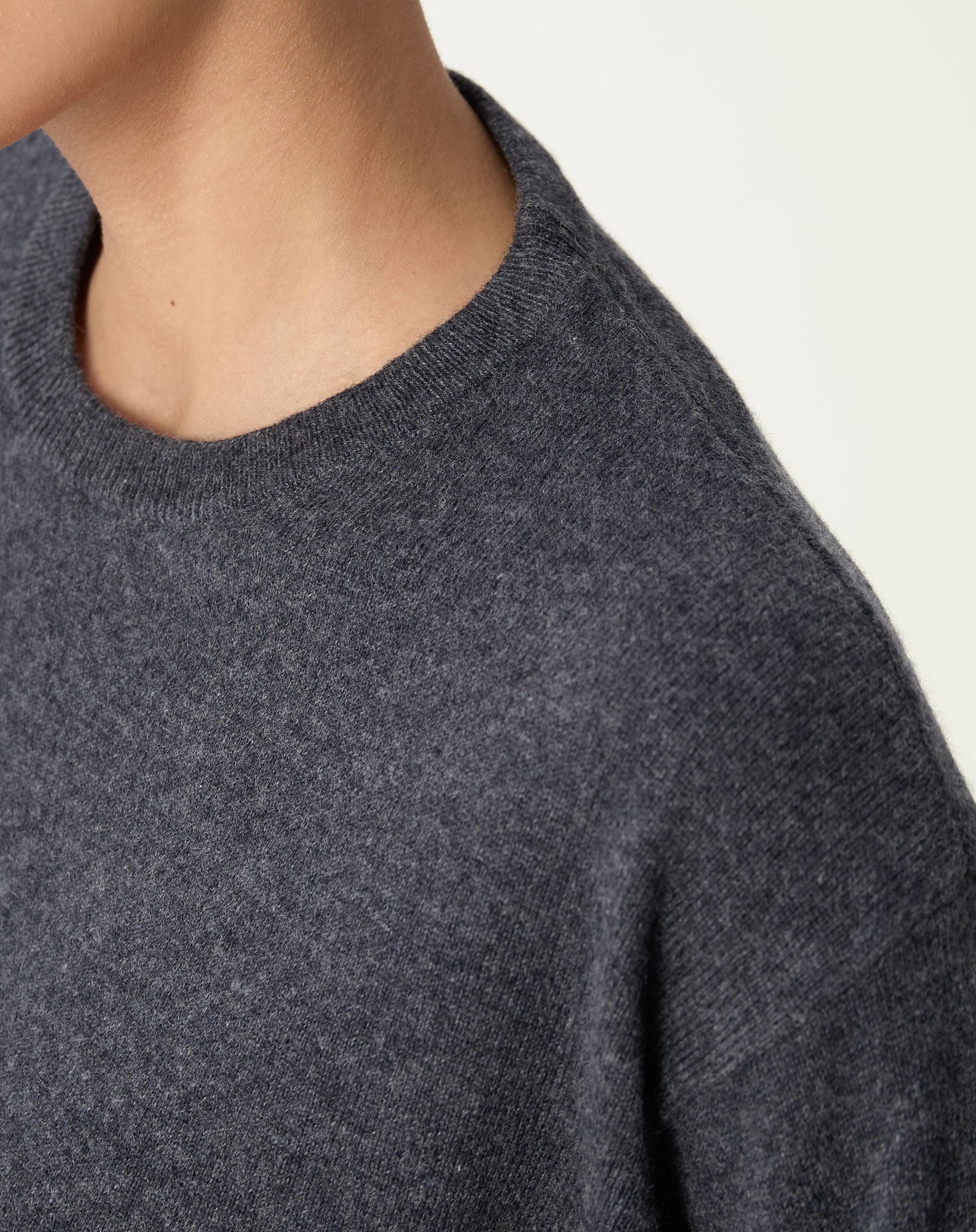 SUÉTER GOLA CARECA DE CASHMERE - CINZA MESCLA ESCURO