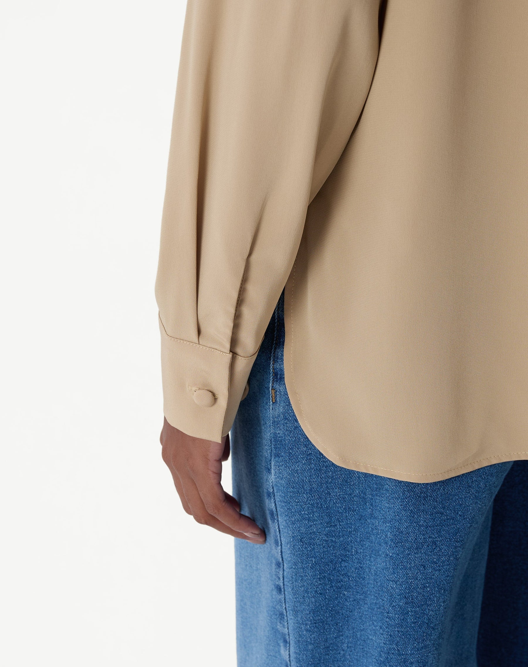 CAMISA ALONGADA COM FENDA - BEGE