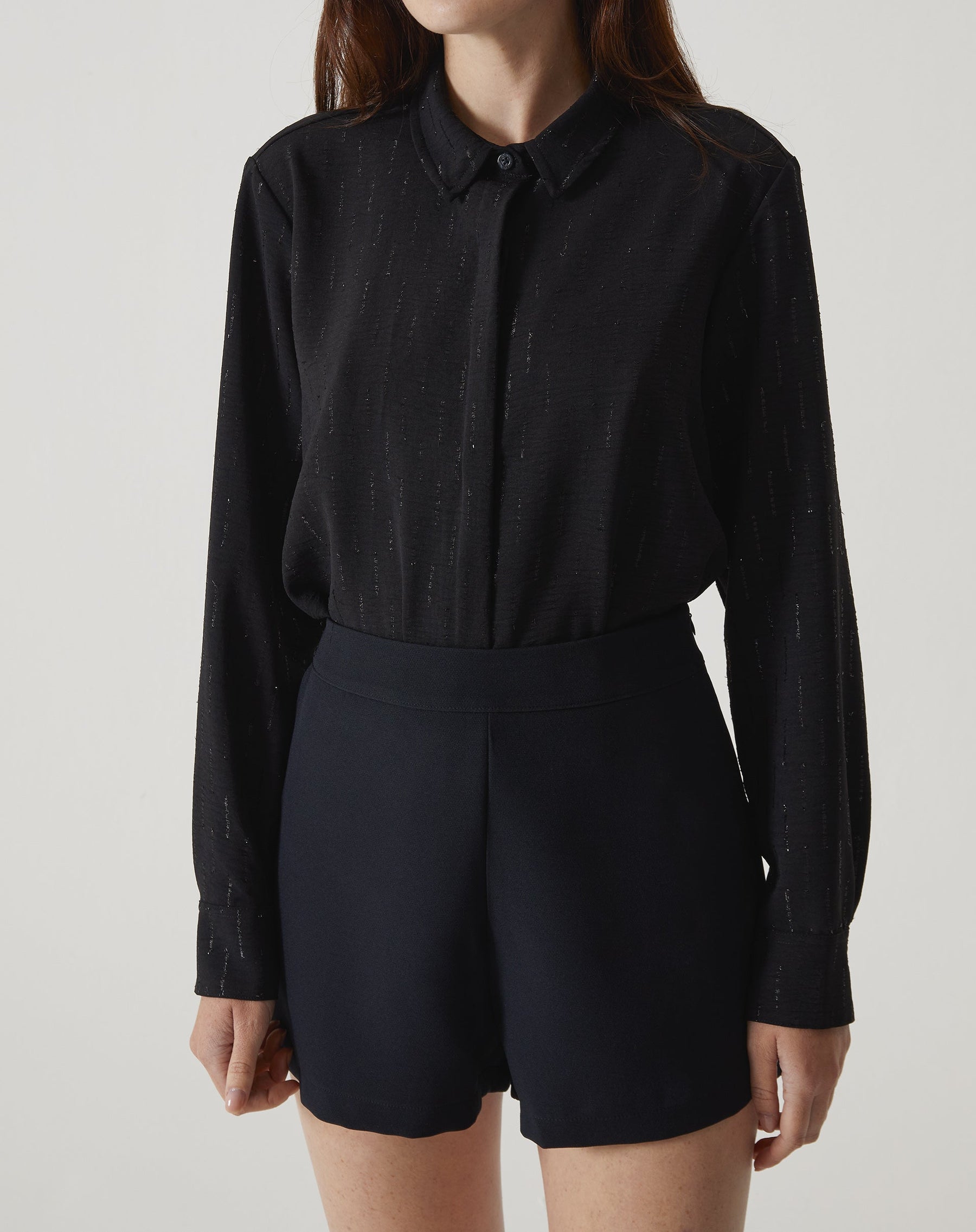 Shorts Curto Evasê de Alfaiataria - Preto