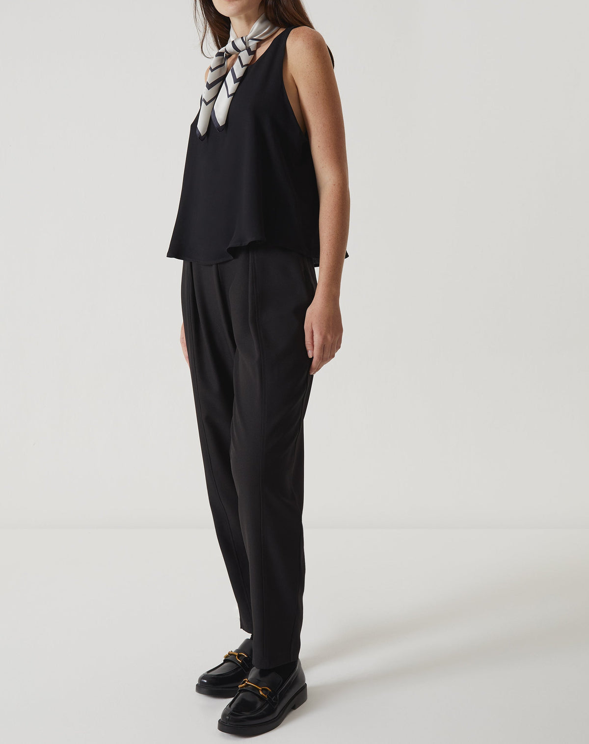 CALÇA COM VINCOS DE ALFAIATARIA - PRETO