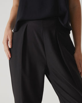 CALÇA COM VINCOS DE ALFAIATARIA - PRETO