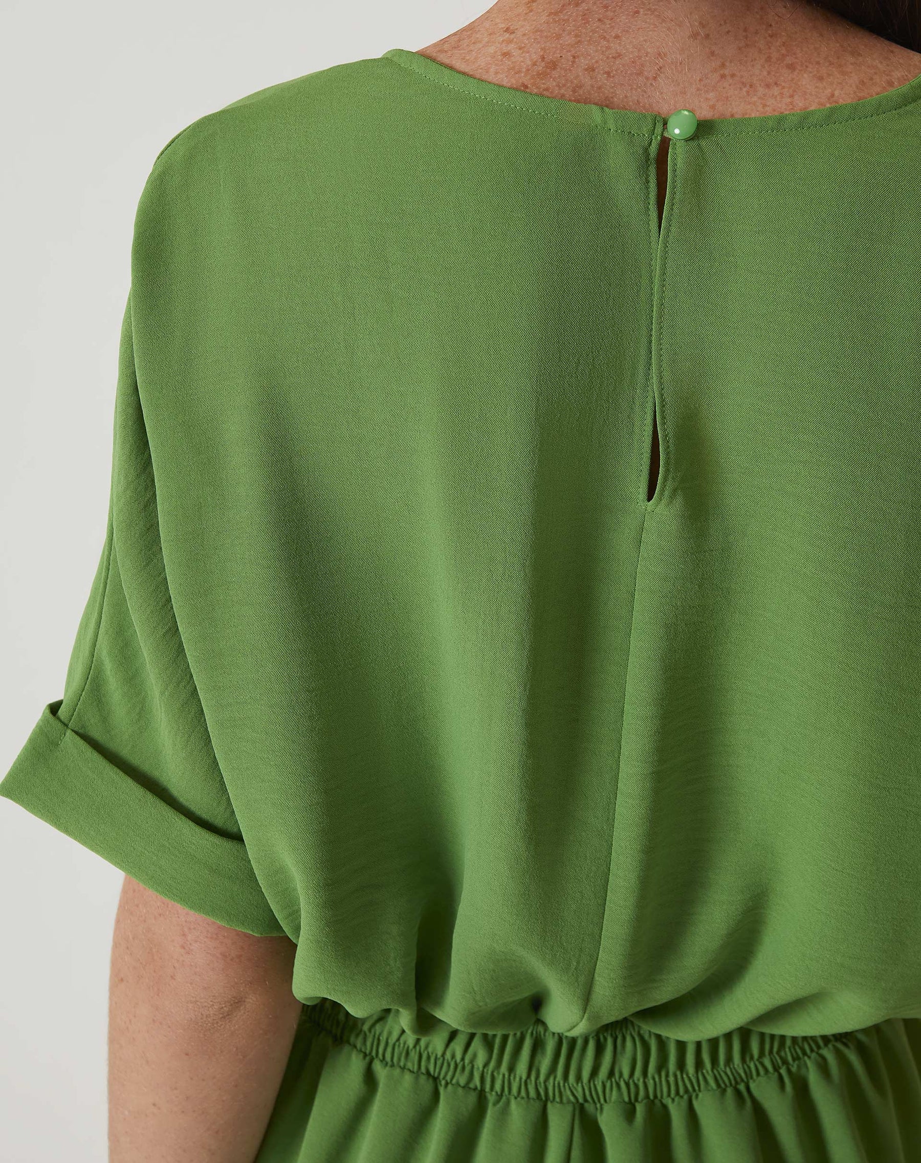 MACACÃO MANGA CURTA DECOTE V - VERDE