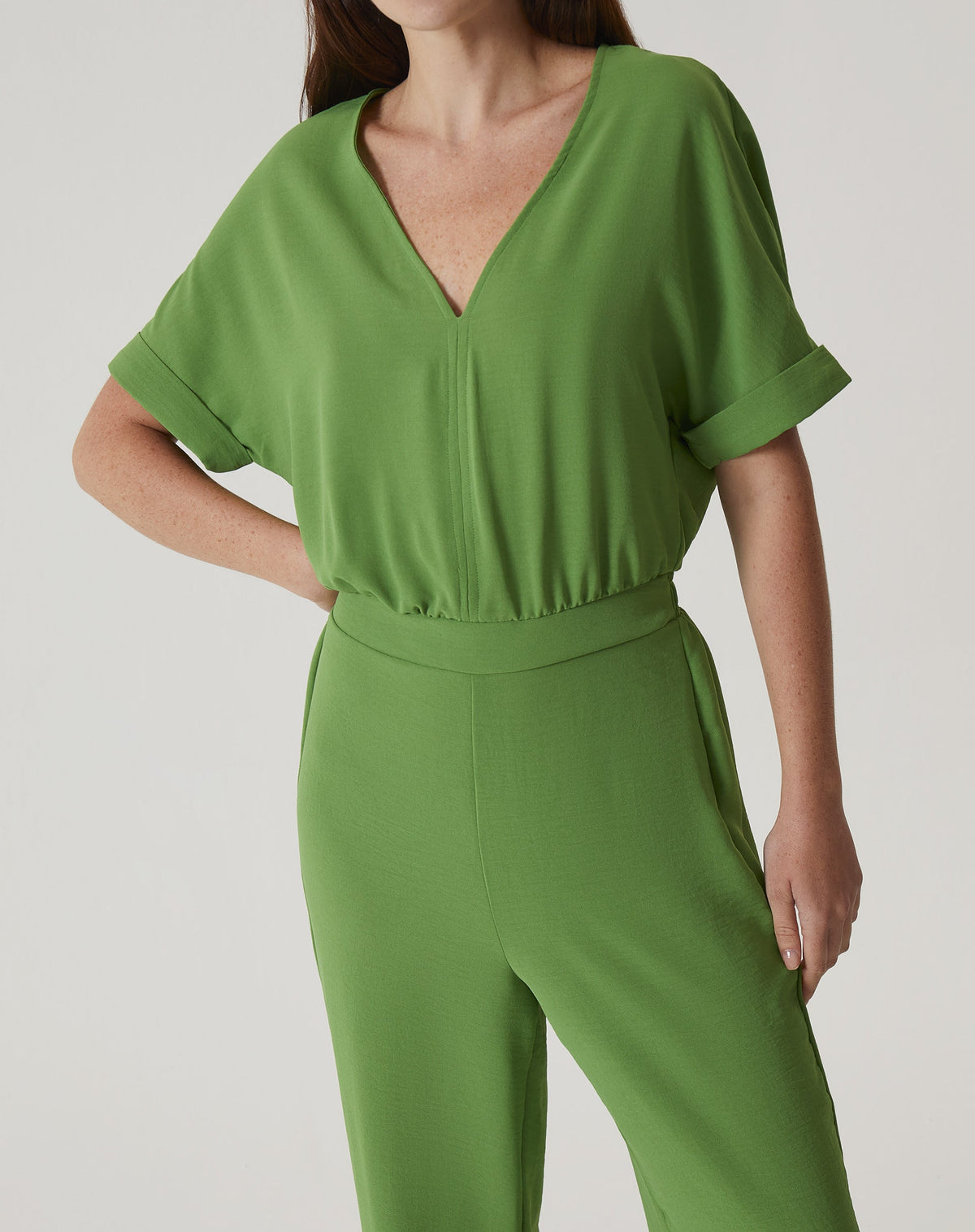 MACACÃO MANGA CURTA DECOTE V - VERDE