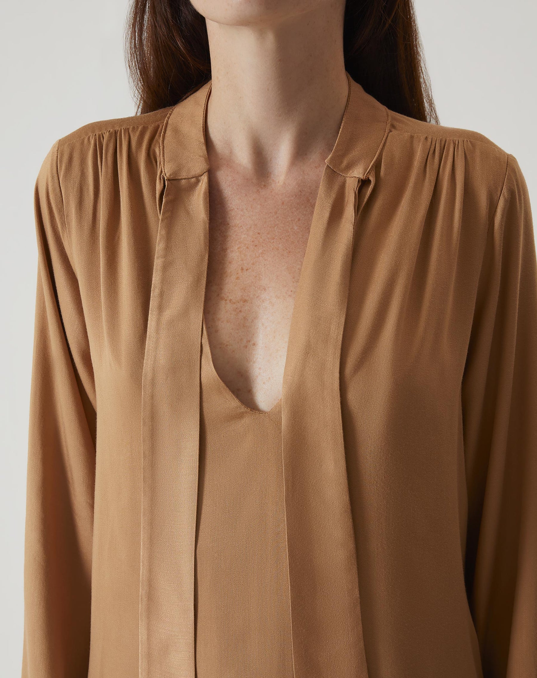 BLUSA MANGA LONGA DECOTE V - BEGE