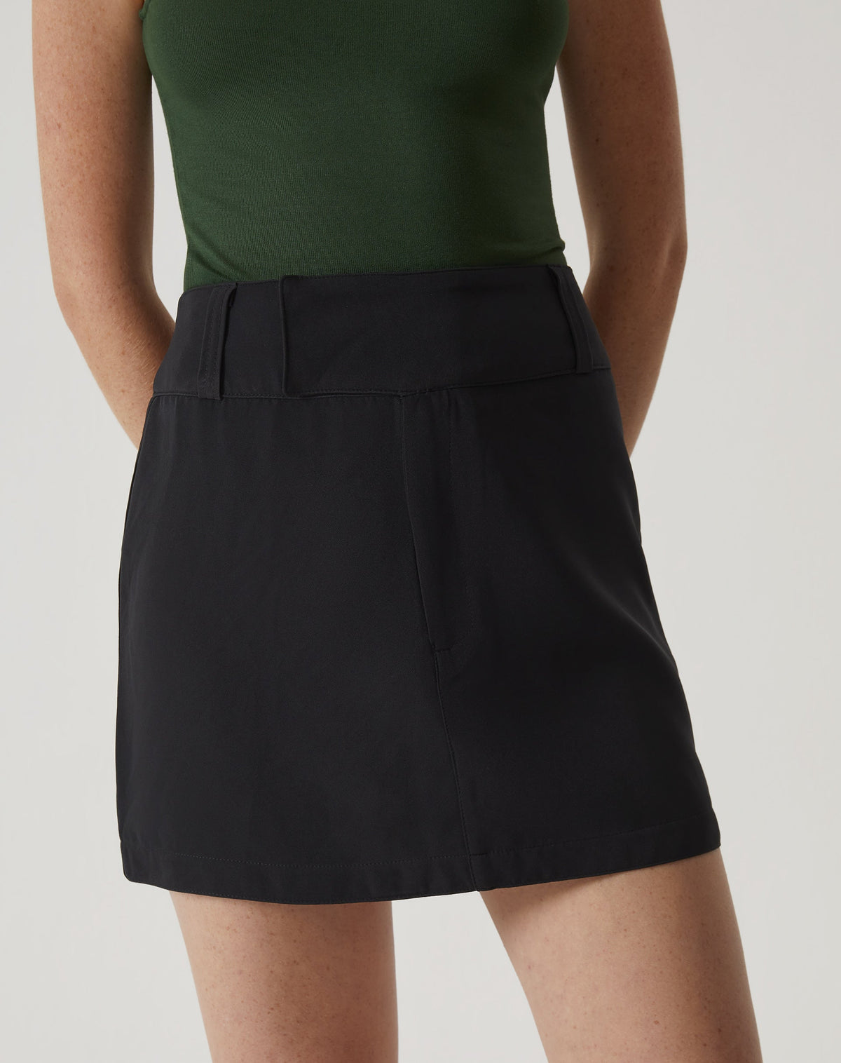 SAIA CURTA COM PASSANTES DE ALFAIATARIA - PRETO