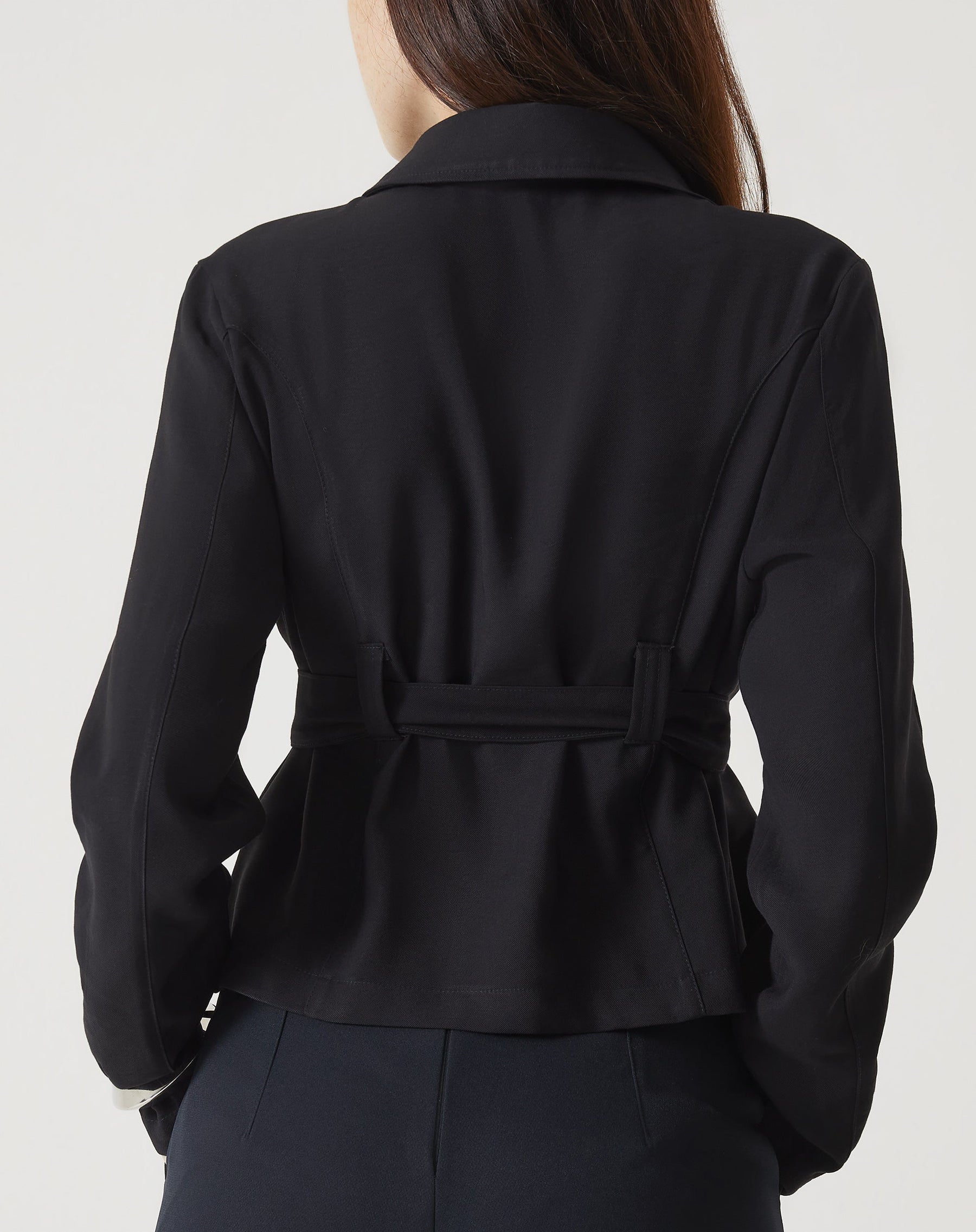 JAQUETA COM AMARRAÇÃO DE ALFAIATARIA - PRETO