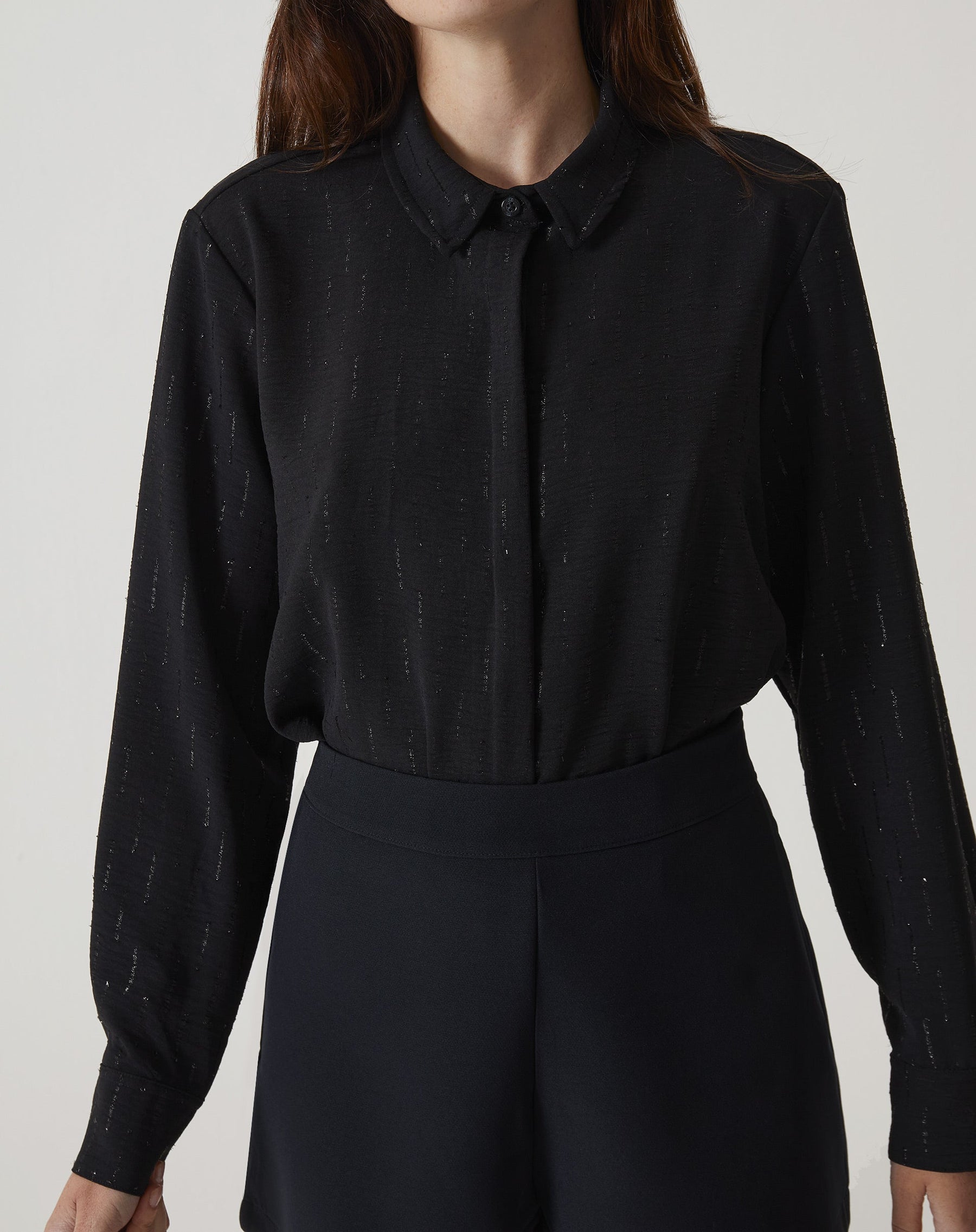 CAMISA MANGA LONGA BARRA ARREDONDADA - PRETO