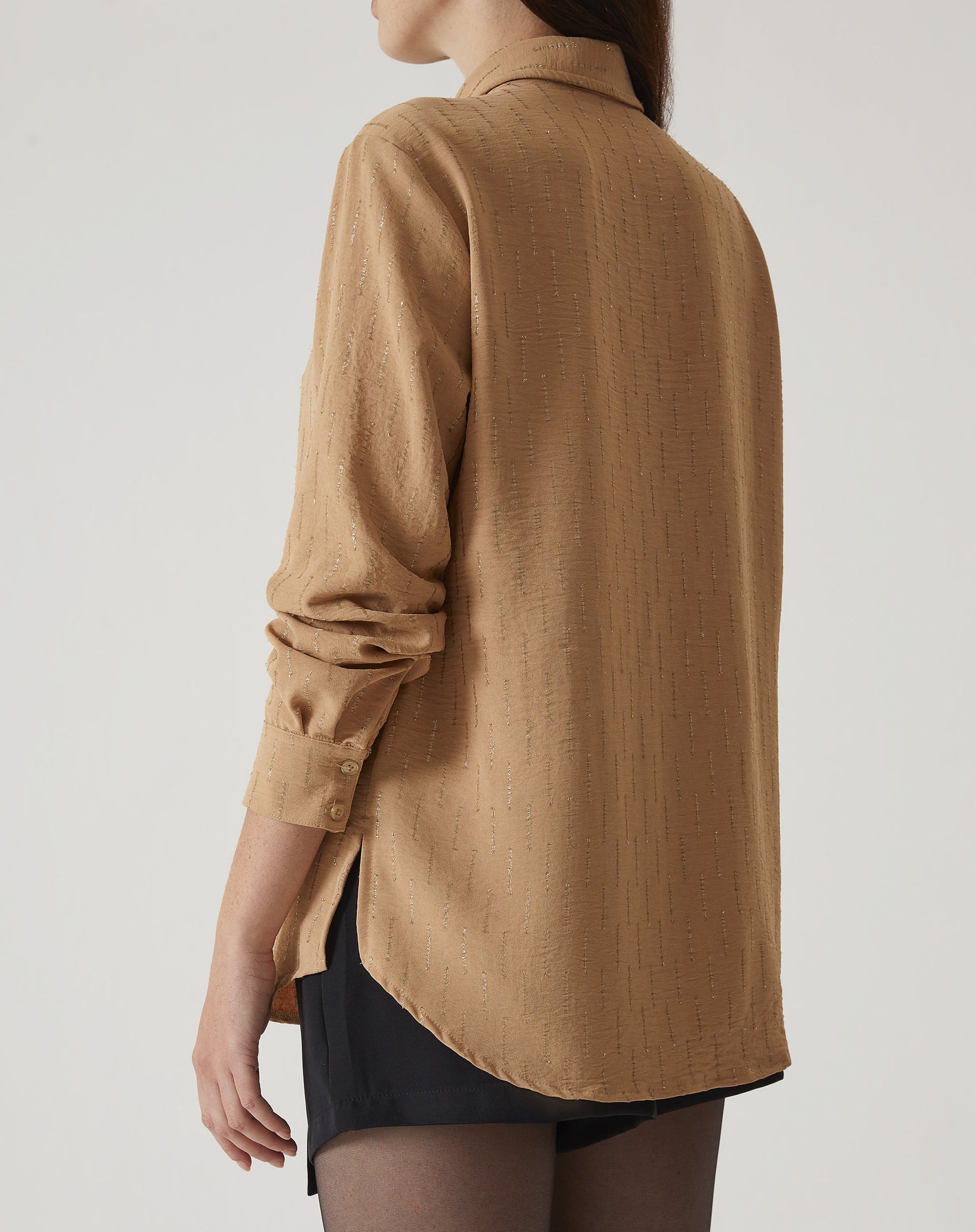 CAMISA MANGA LONGA BARRA ARREDONDADA - AREIA