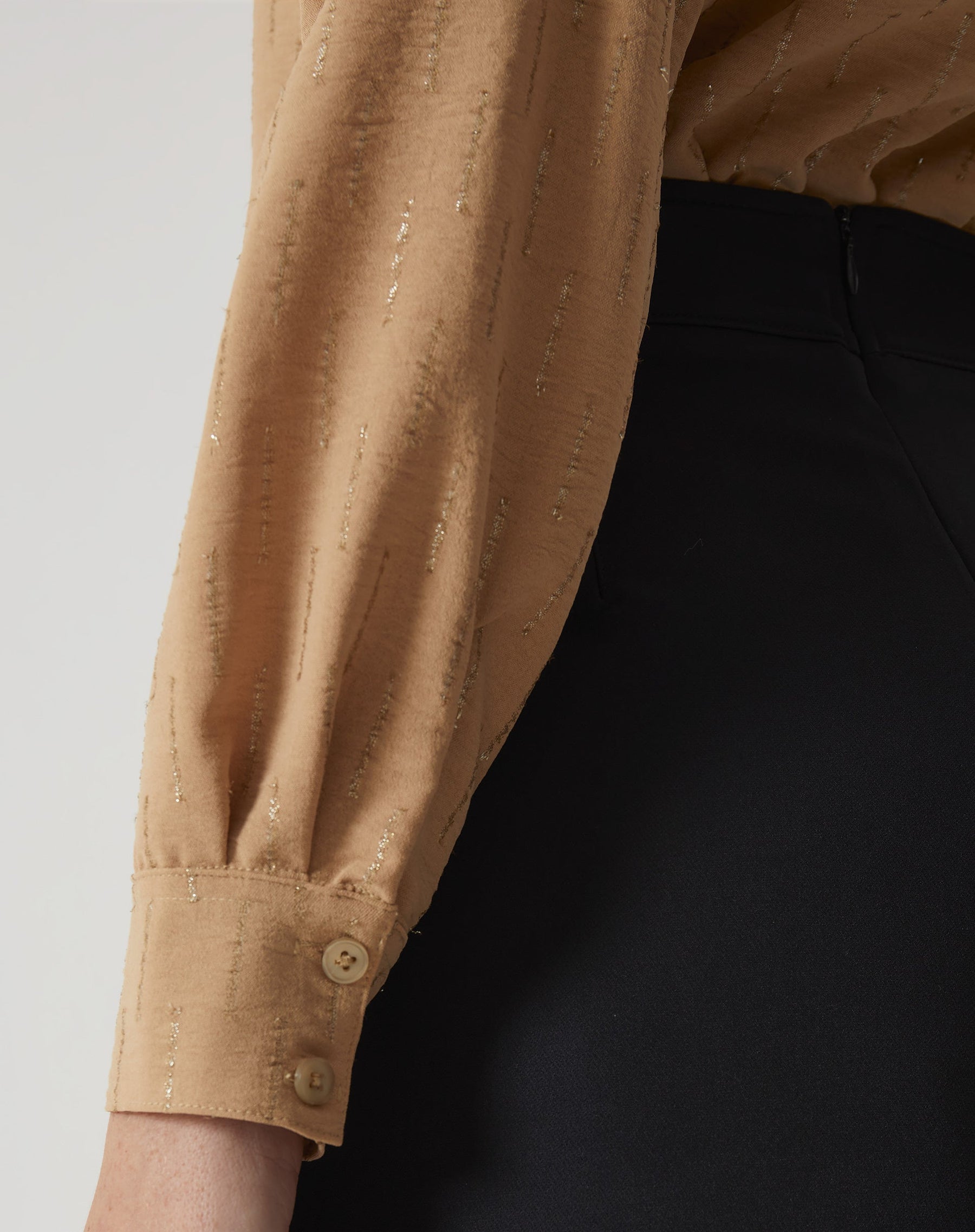 CAMISA MANGA LONGA BARRA ARREDONDADA - AREIA