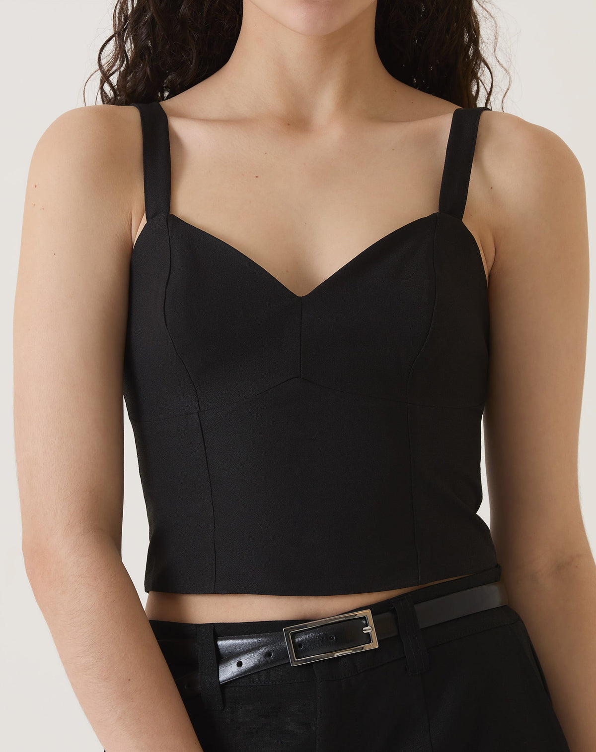 BLUSA COM ALÇAS DE ALFAIATARIA - PRETO