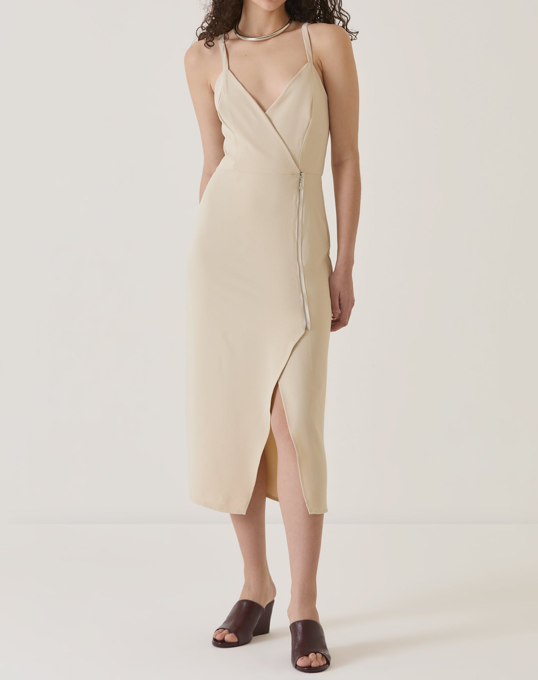 VESTIDO COM FENDA FRONTAL - AREIA