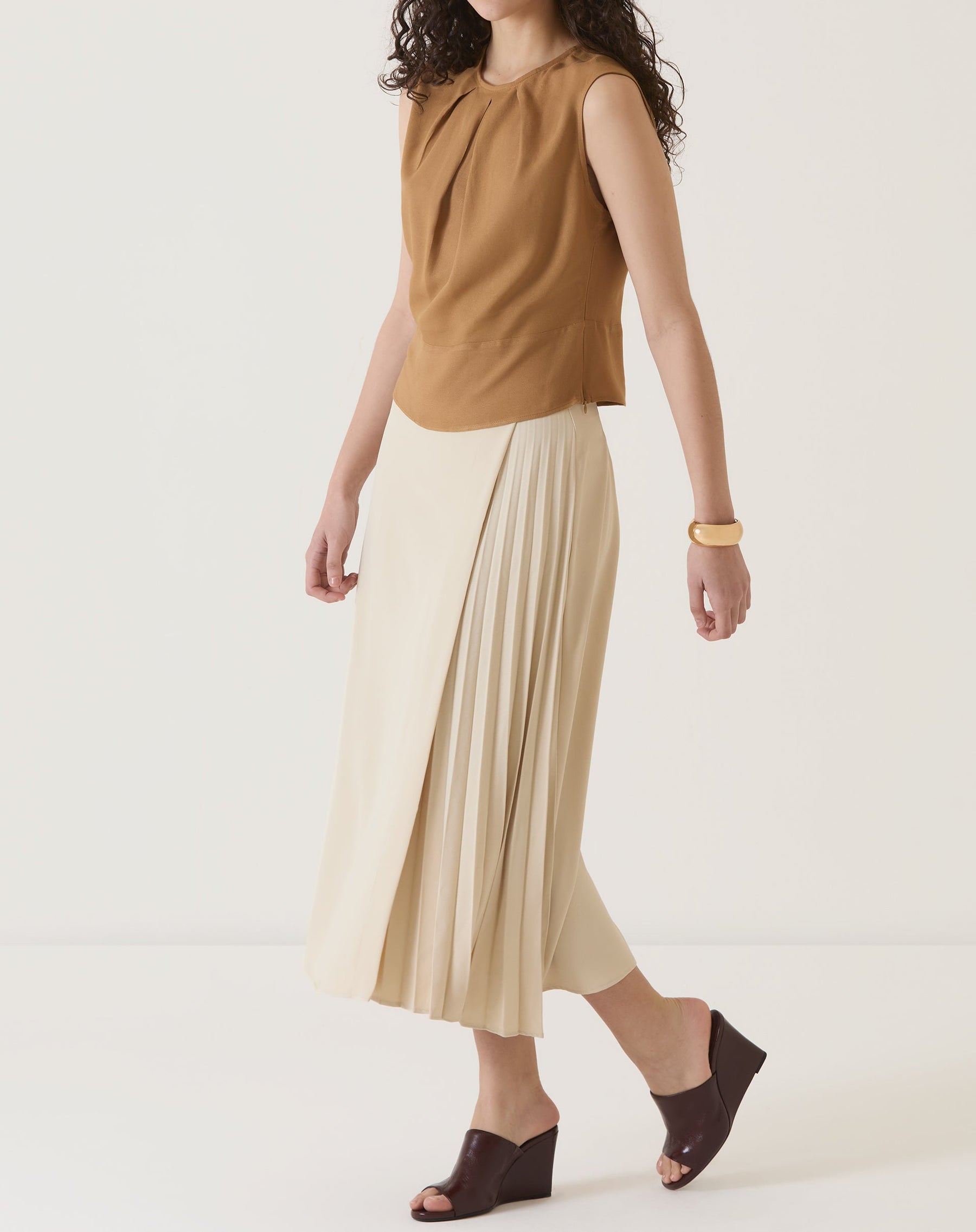 SAIA COM PREGAS DE ALFAIATARIA - AREIA