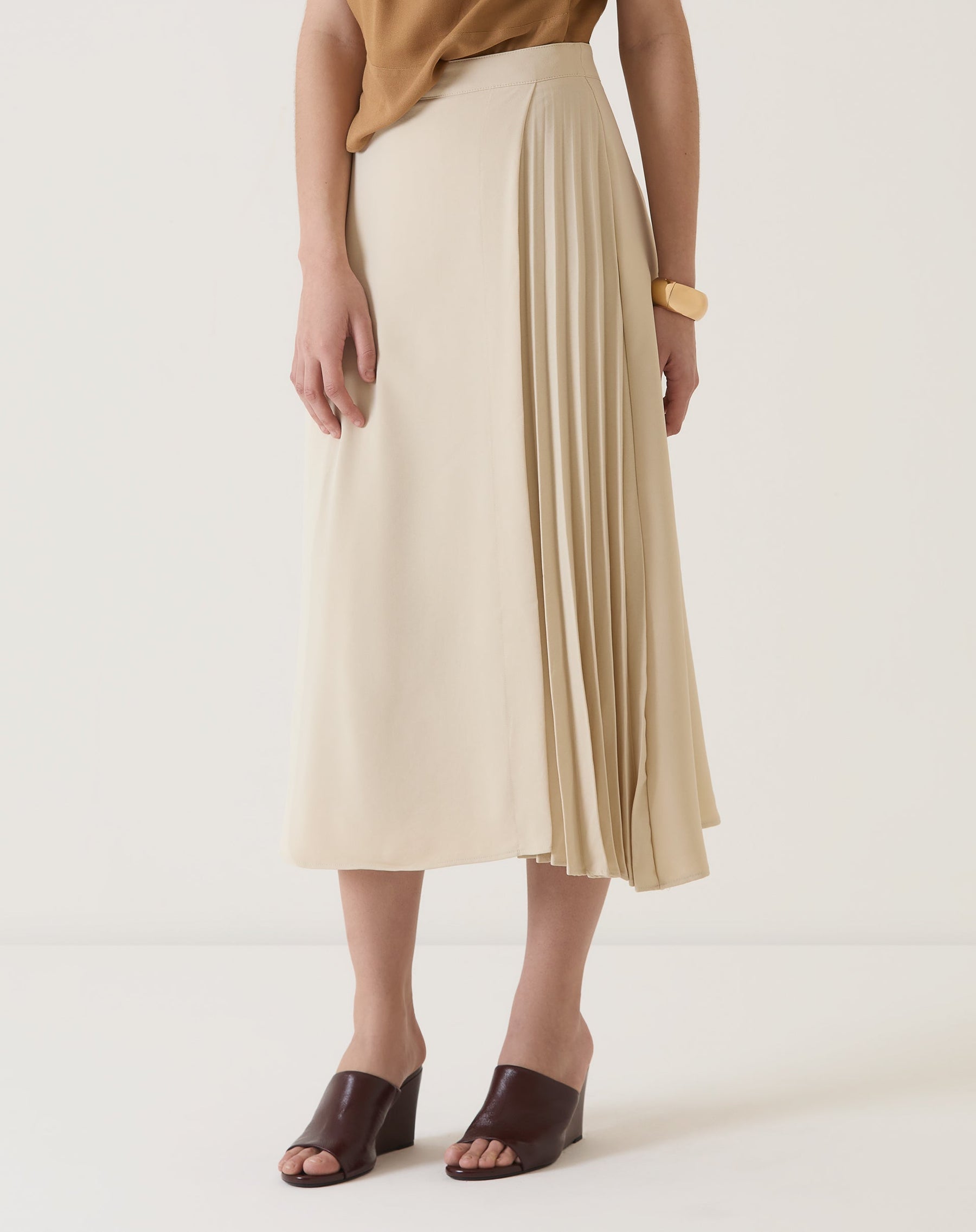 SAIA COM PREGAS DE ALFAIATARIA - AREIA