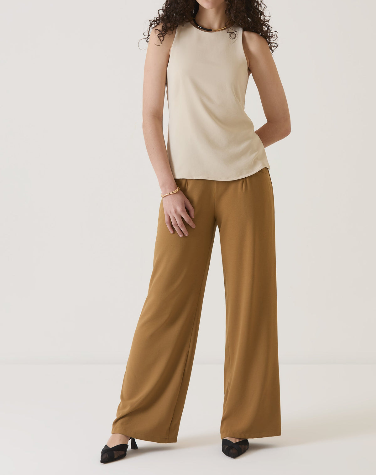 CALÇA COM BOLSOS DE ALFAIATARIA - MARROM