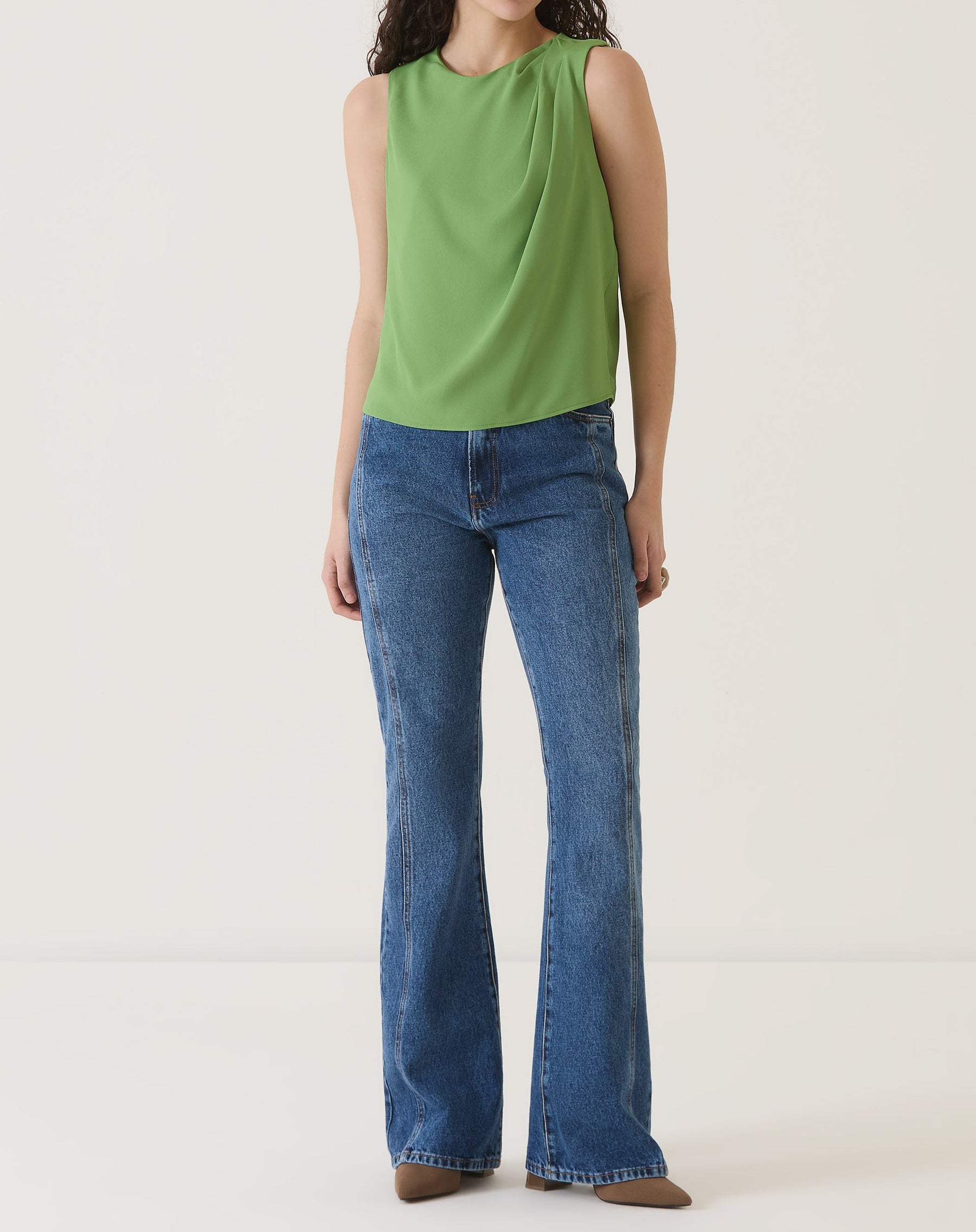 BLUSA SEM MANGAS DE CREPE - VERDE