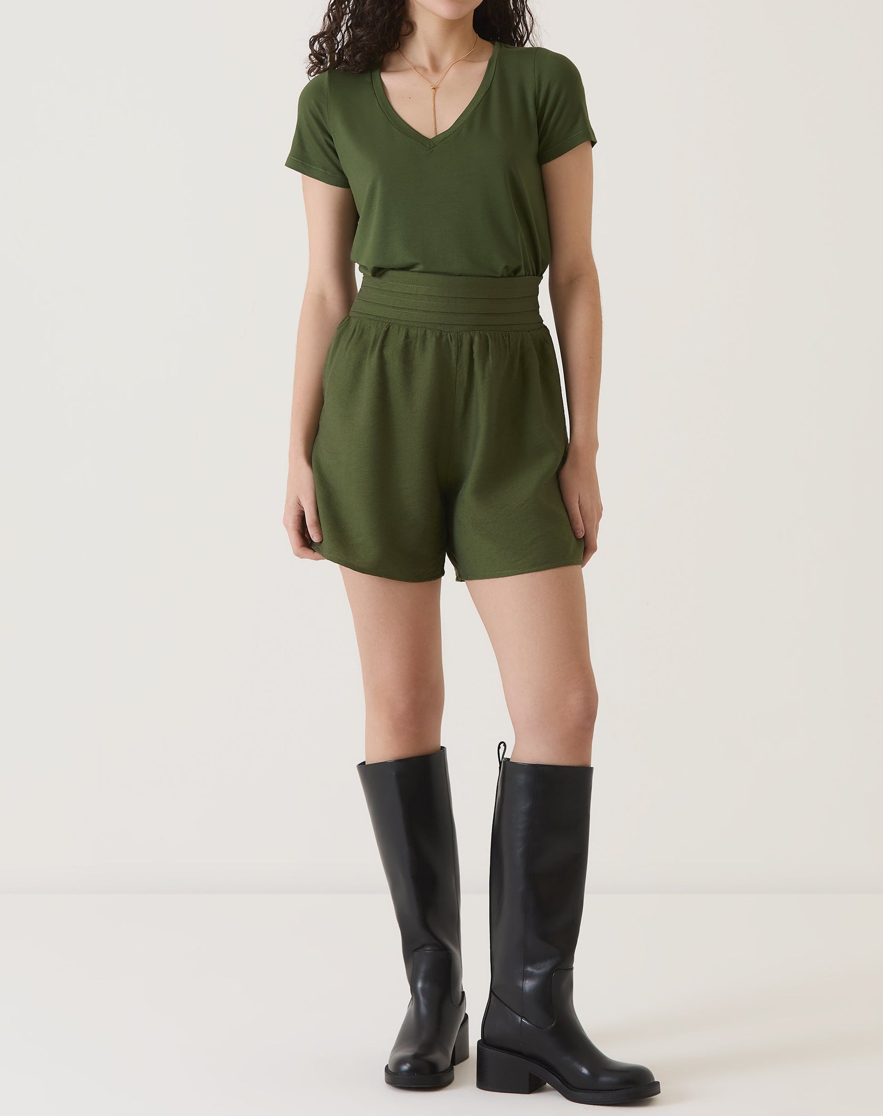 CAMISETA DECOTE V DE MALHA - VERDE