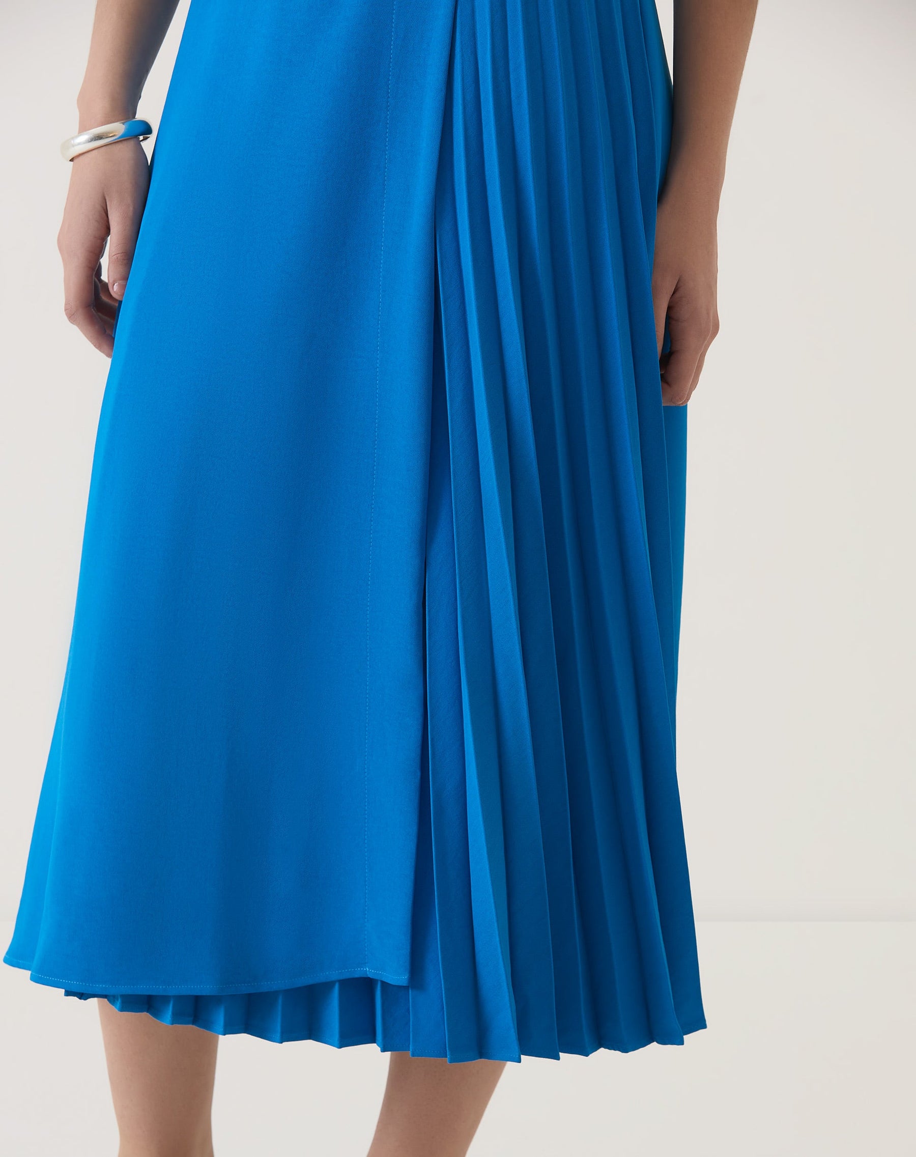 SAIA COM PREGAS DE ALFAIATARIA - AZUL