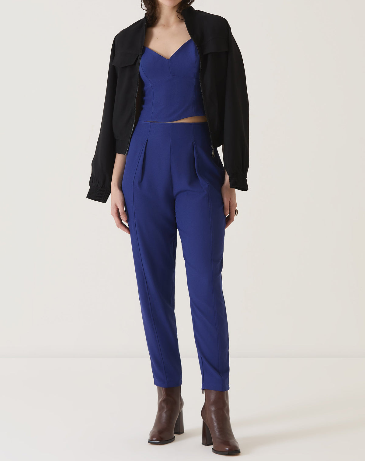 BLUSA COM ALÇAS DE ALFAIATARIA - AZUL