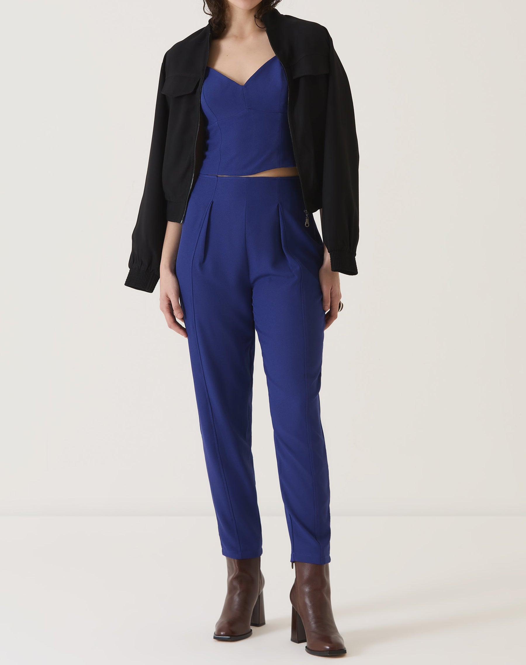 BLUSA COM ALÇAS DE ALFAIATARIA - AZUL