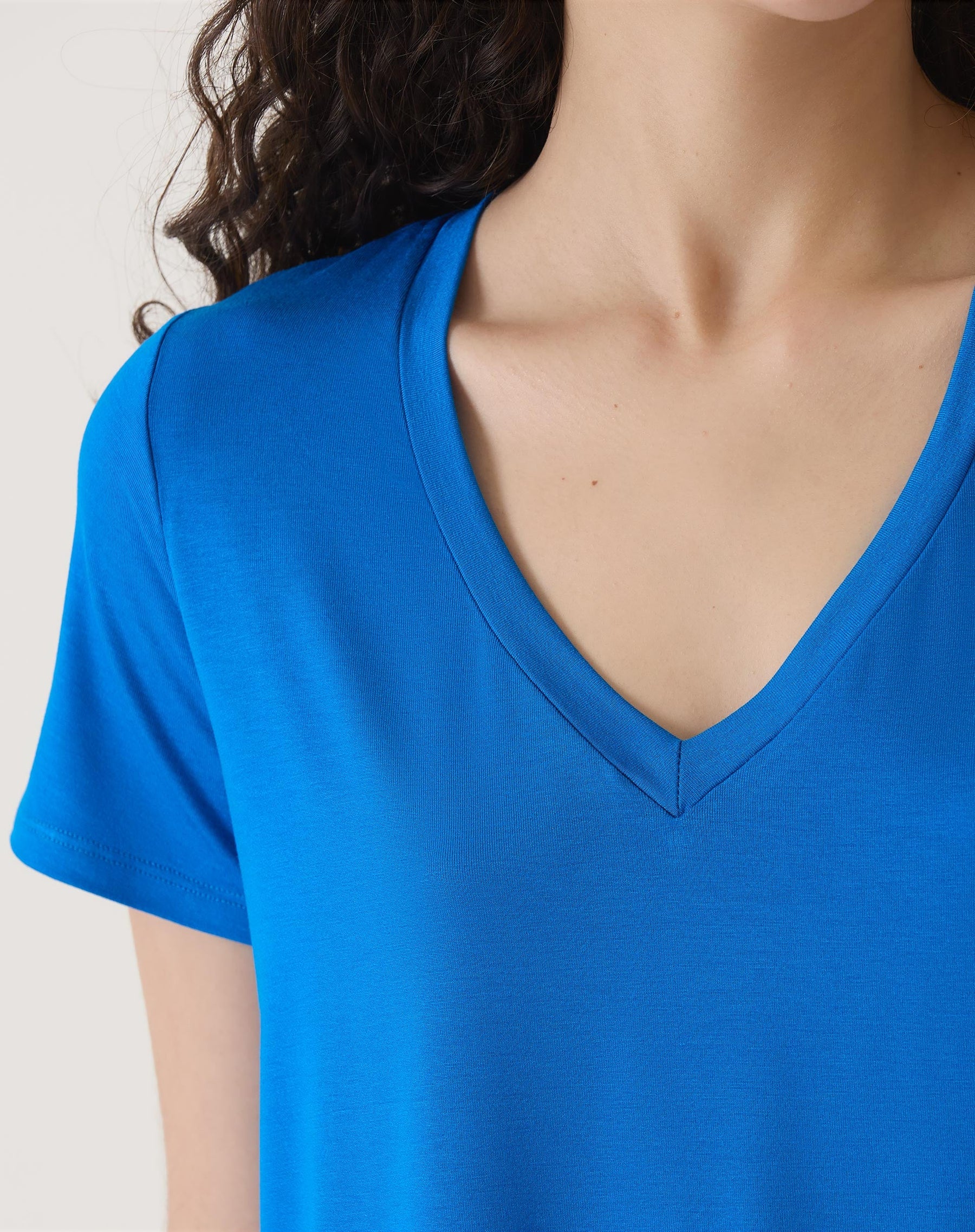 CAMISETA DECOTE V DE MALHA - AZUL