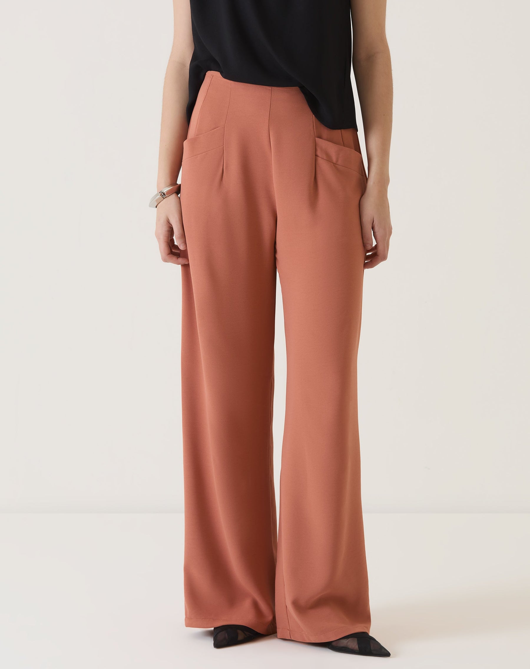 CALÇA COM BOLSOS DE ALFAIATARIA - VINHO