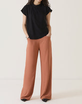 CALÇA COM BOLSOS DE ALFAIATARIA - VINHO