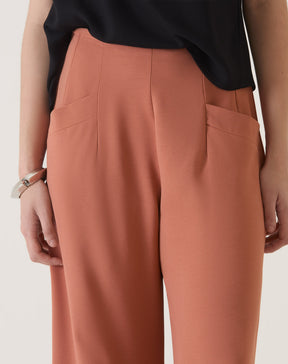 CALÇA COM BOLSOS DE ALFAIATARIA - VINHO