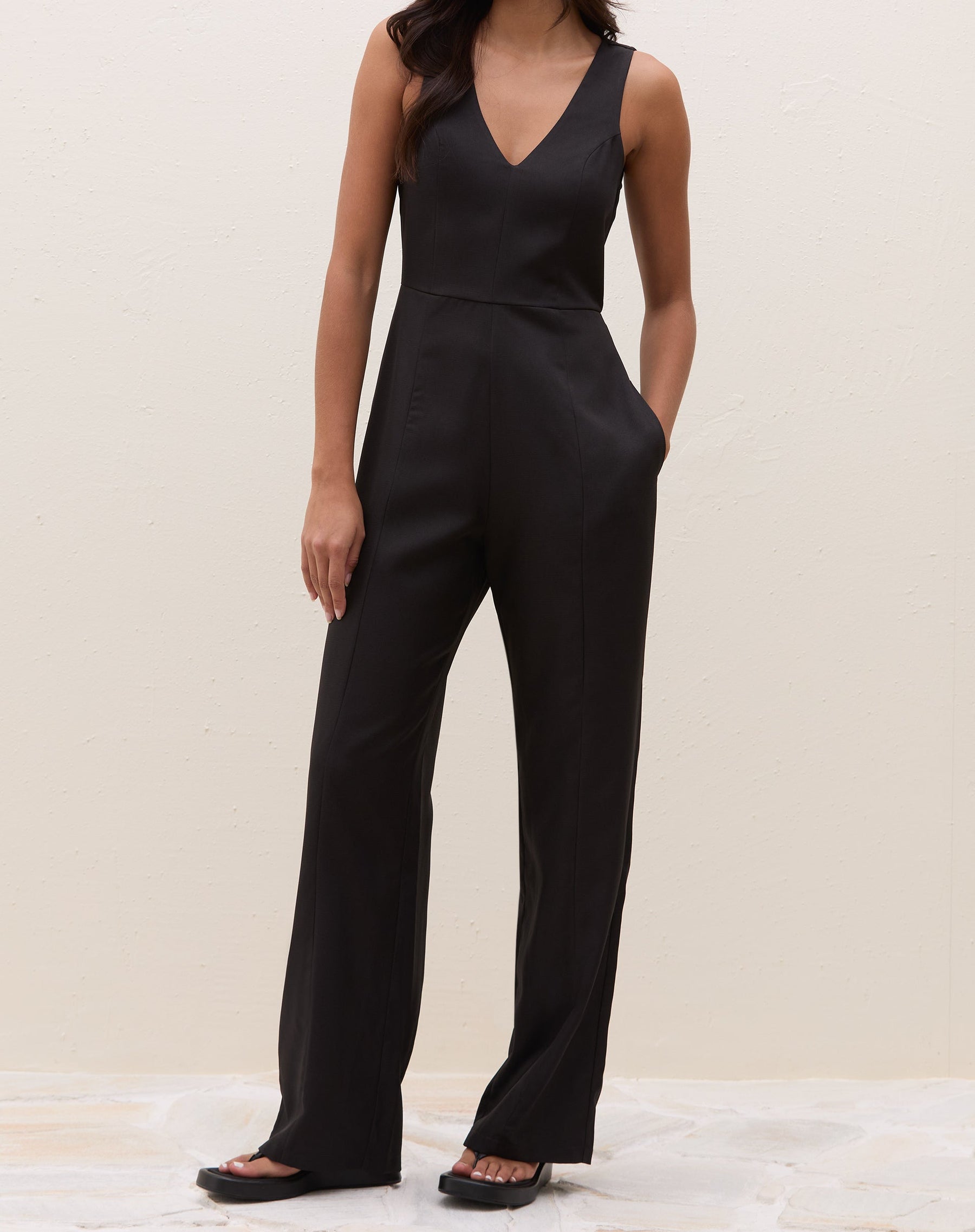 MACACÃO WIDE LEG DECOTE V REGATA - PRETO