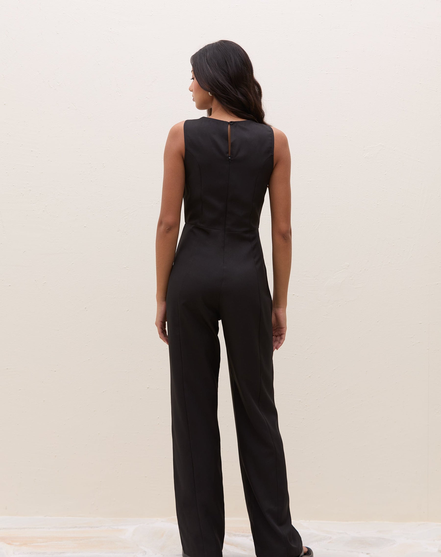 MACACÃO WIDE LEG DECOTE V REGATA - PRETO