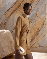 SHORTS COM PENCE DE ALFAIATARIA - MARROM